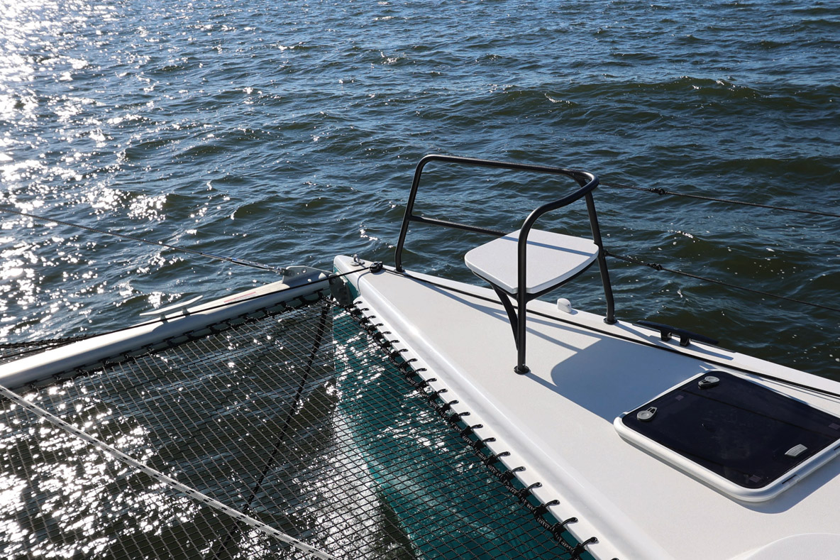 L’avant du catamaran est constitué d’un traditionnel trampoline pour faire la chasse au poids, et d’un bout dehors intégré. En prime, deux spots parfaits pour observer les dauphins, mais aussi pour faire la vigie dans une zone peu profonde.