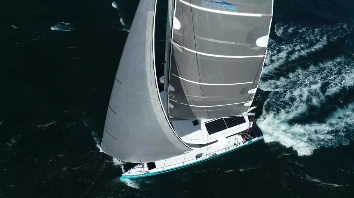 La grand-voile affiche une surface de toile de 75,6&nbsp;m2, largement suffisant pour offrir de belles performances au 442, surtout quand elle est épaulée par le Code&nbsp;0.