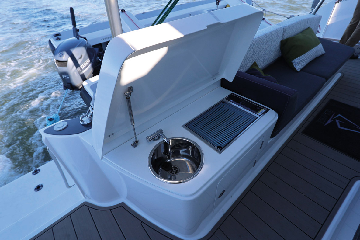 In the cockpit, a unit with a cover hides a grill and a sink.