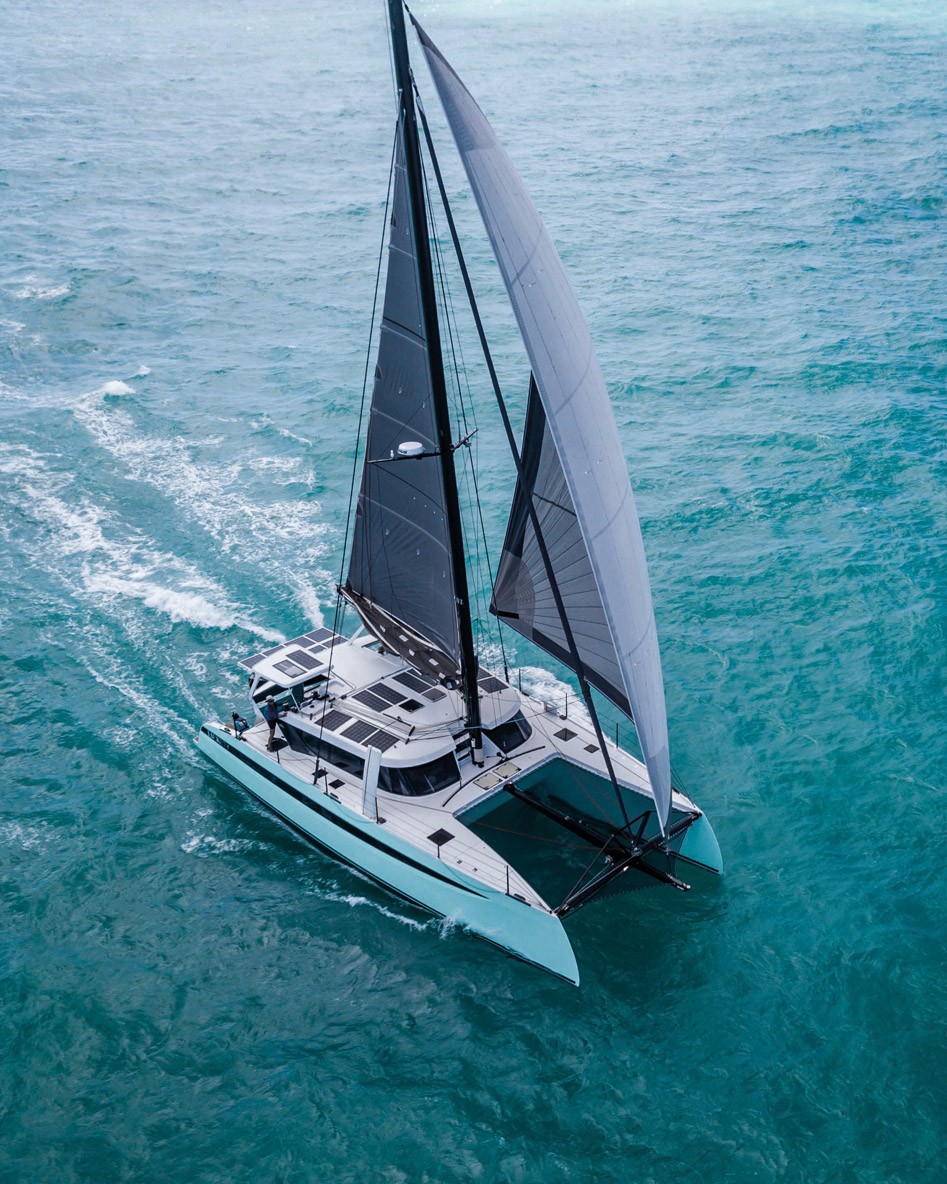 Ce Sports Cruising est  généreusement voilé, et affiche une finesse de coque qui réduit la traînée au maximum –  catamaran aussi confortable que rapide !