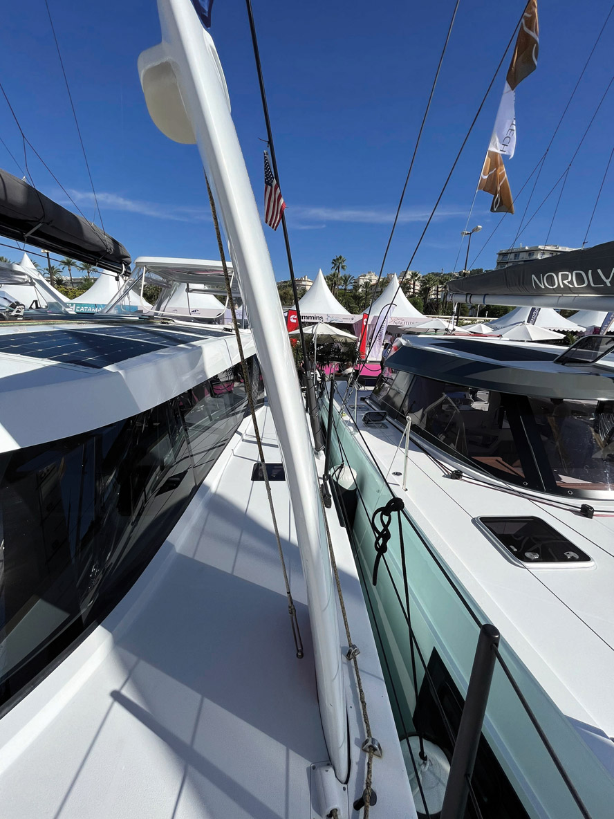 Les dérives courbes sont presque dignes d’équiper un grand coursier océanique. Les montants de casquettes de roof siglés rappellent que le HH est intégralement construit en carbone.