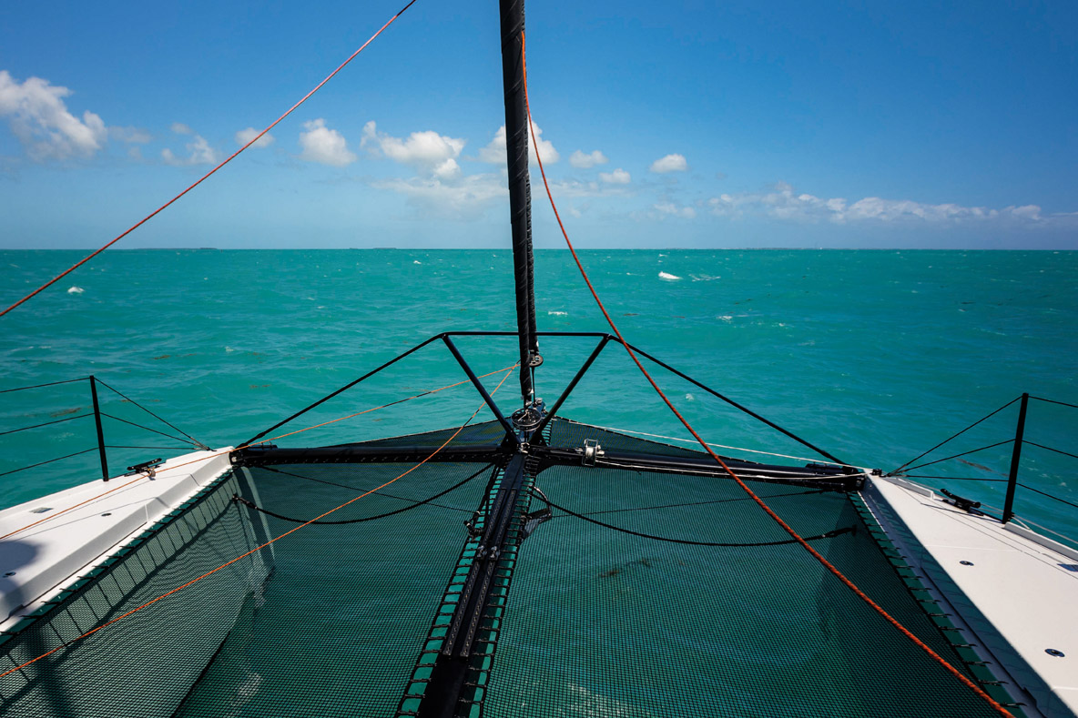 La poutre avant est moulée en une seule pièce. Elle intègre le davier de mouillage, les tirants de martingale, les cadènes d’amure de voile avec étarquage réglable et les fixations du trampoline. 