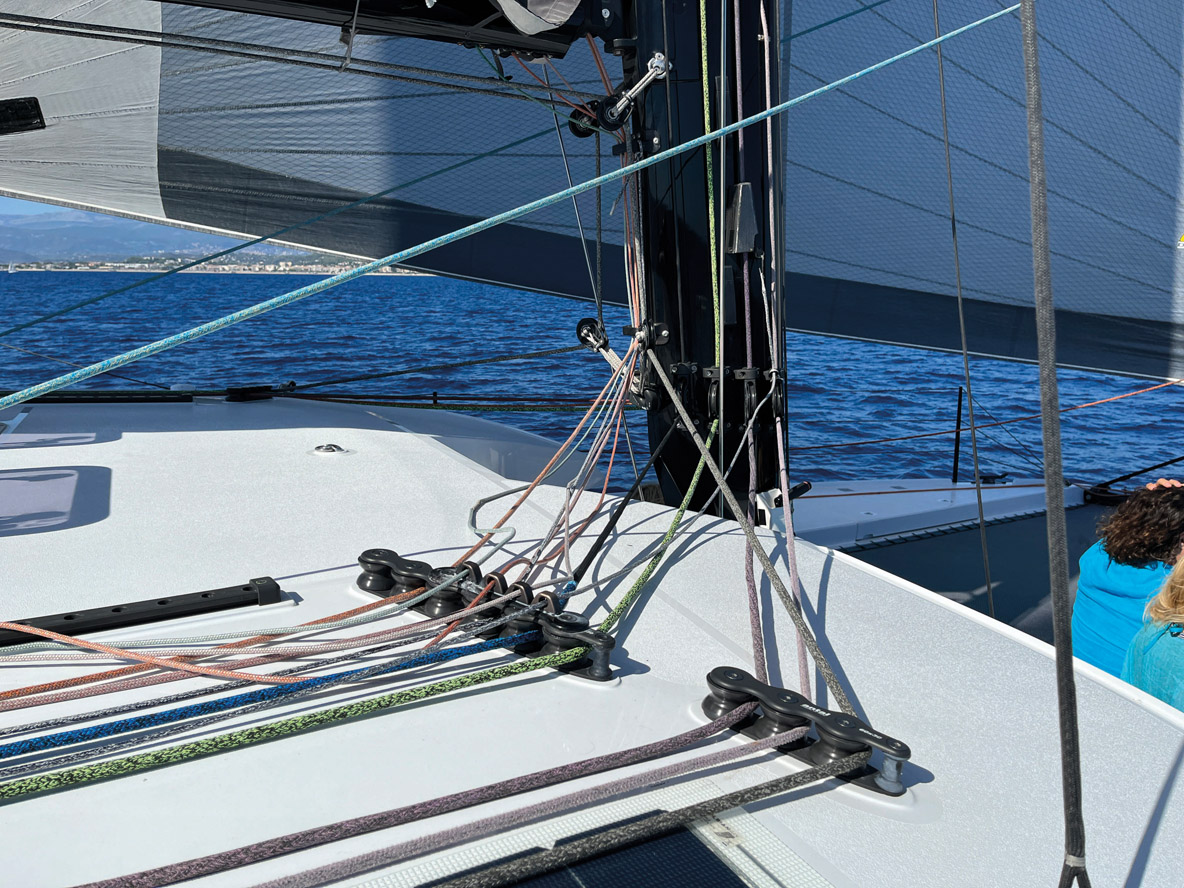Le généreux retour des manœuvres en dit long sur les possibilités de réglage. Tous les bouts reviennent sur un piano très ergonomique et muni d’une baille très pratique. La communication avec l’autre bord est un autre point fort.