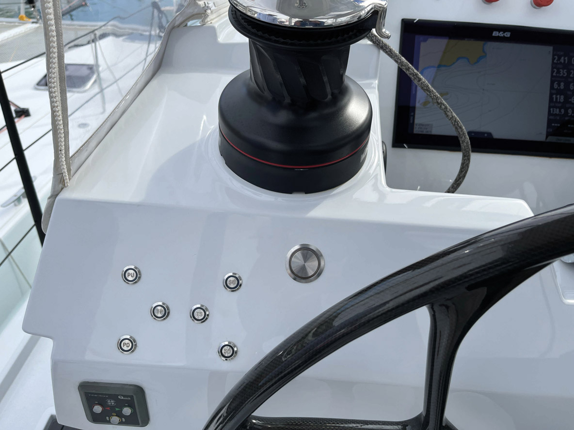 Ces discrets boutons permettent de baisser ou remonter les dérives de chaque bord, ainsi que de régler le chariot de grand-voile. Leur commande électrique évite les efforts et permet de réagir vite.