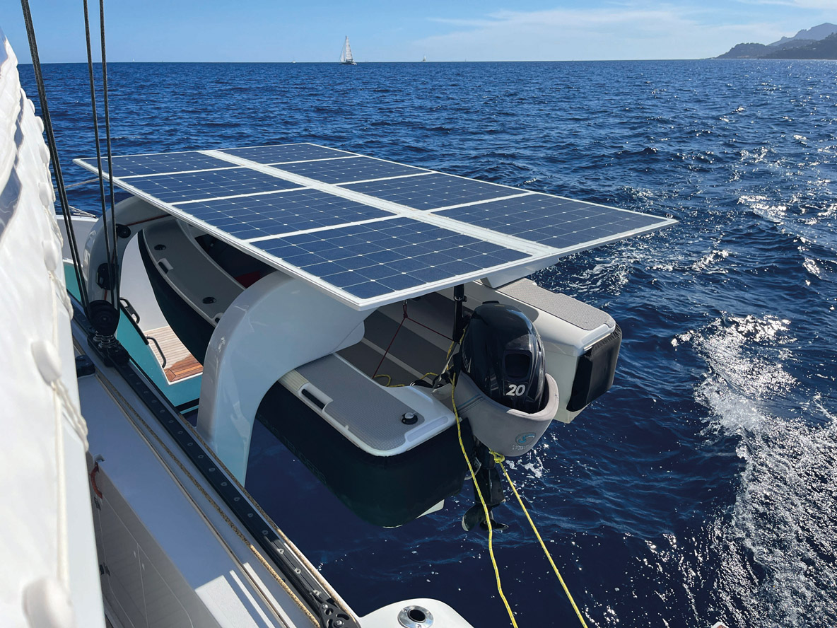 Les bossoirs de l’annexe, eux aussi moulés en carbone, sont surmontés de panneaux solaires additionnels. En tout, une vingtaine de panneaux peuvent fournir jusqu’à 1,5 kWc. 