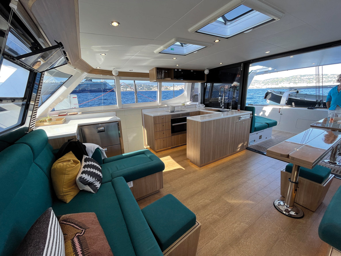 La cuisine est disposée en U sur tribord. Ses plans de travail sont très généreux et elle est parfaitement équipée, selon les désidératas du client.