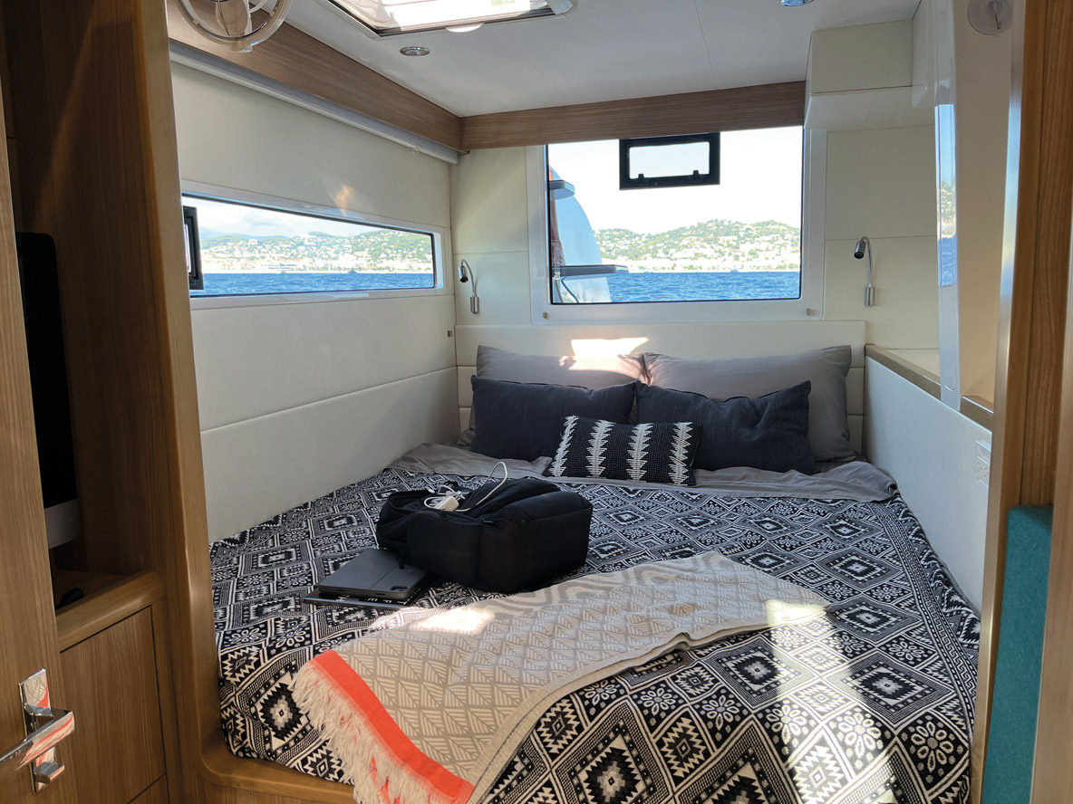 Les lit arrière sont très cosy mais aussi très lumineux grâce aux grands hublots. Dans les équipets, une télévision peut être installée. Les finitions des boiseries et vaigrages sont partout dignes du plus grand standing.