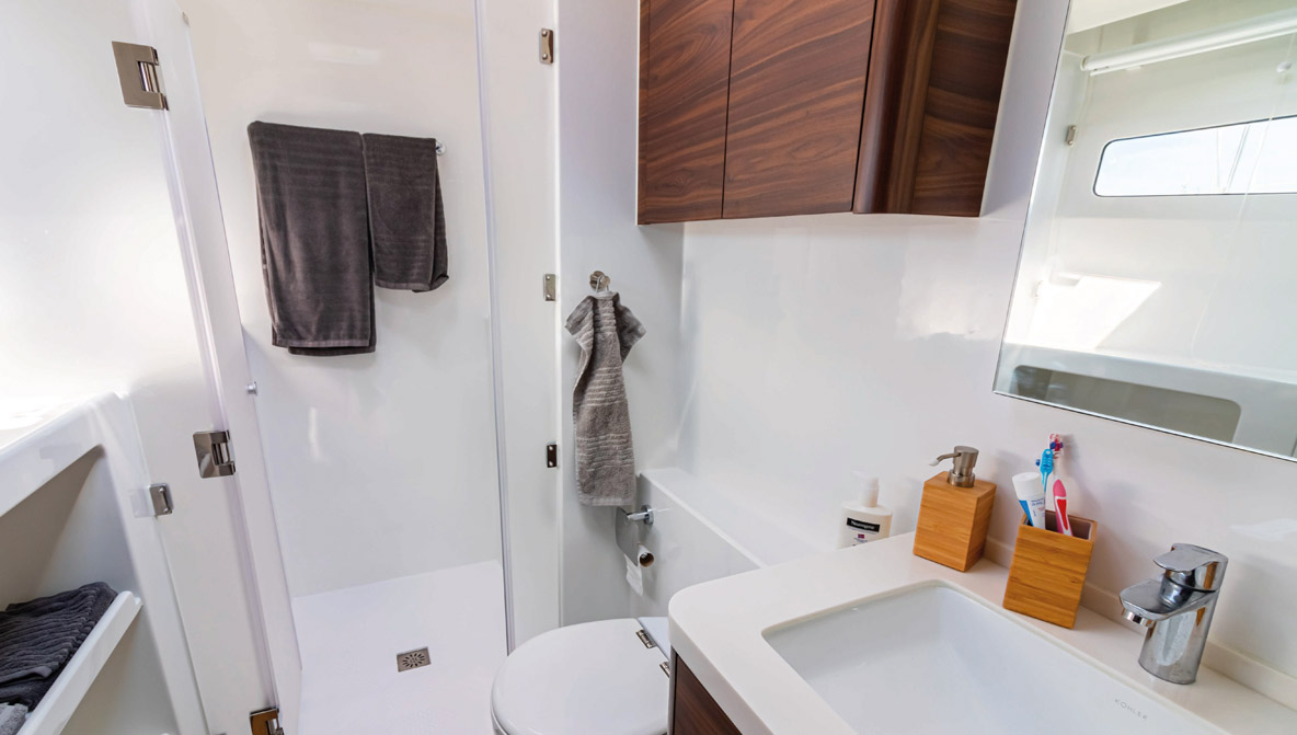 La salle de bain de la suite propriétaire occupe tout l’avant de la coque bâbord, de quoi être à son aise dans ce catamaran pourtant taillé pour la vitesse.