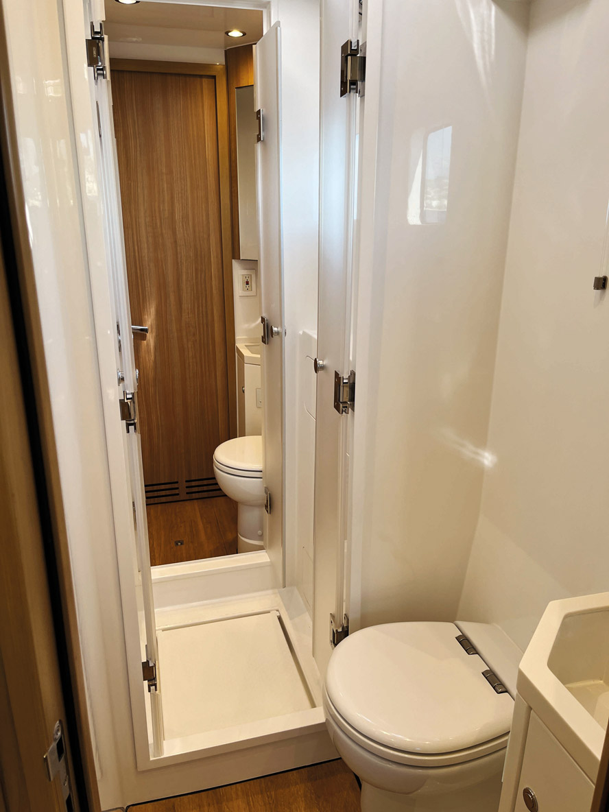 Les salles d’eau des cabines tribord sont reliées au centre par une douche commune. 