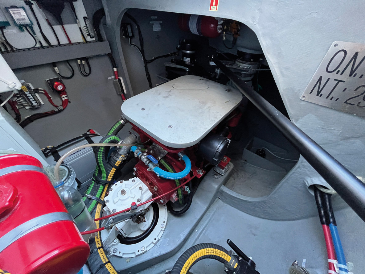 Les compartiments moteurs sont plutôt bénéficiaires de cette installation des moteurs Beta Marine de 38 chevaux. Leur encombrement réduit permet d’intervenir plus facilement, ce qui n’est pas forcément le cas avec les Yanmar, en monte standard, plus volumineux. 