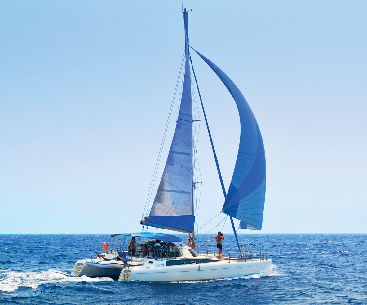 As soon as the wind exceeds  12 knots, the Fidji 39 lengthens  its stride and guarantees good  average speeds.
