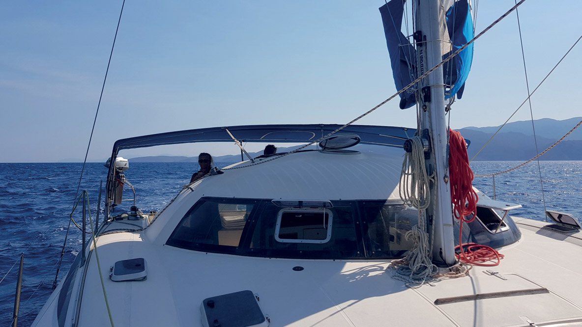 Le rouf soucoupe est typique de la production Fountaine Pajot de la fin des années 1980.