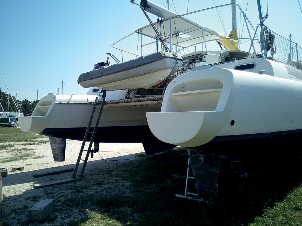 Un autre exemple de Fidji 39 dont les jupes, courtes et raides à l’origine, ont été rallongées.