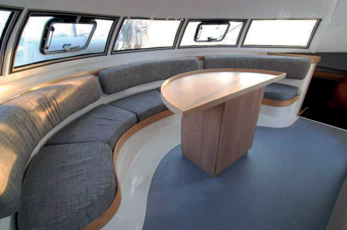 La table du carré est découpée en demi-cercle, à l’image de la banquette.