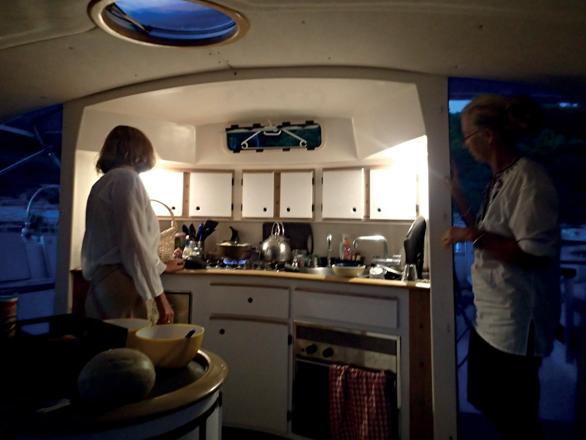 La cuisine se niche en alcôve entre les deux portes de la nacelle.