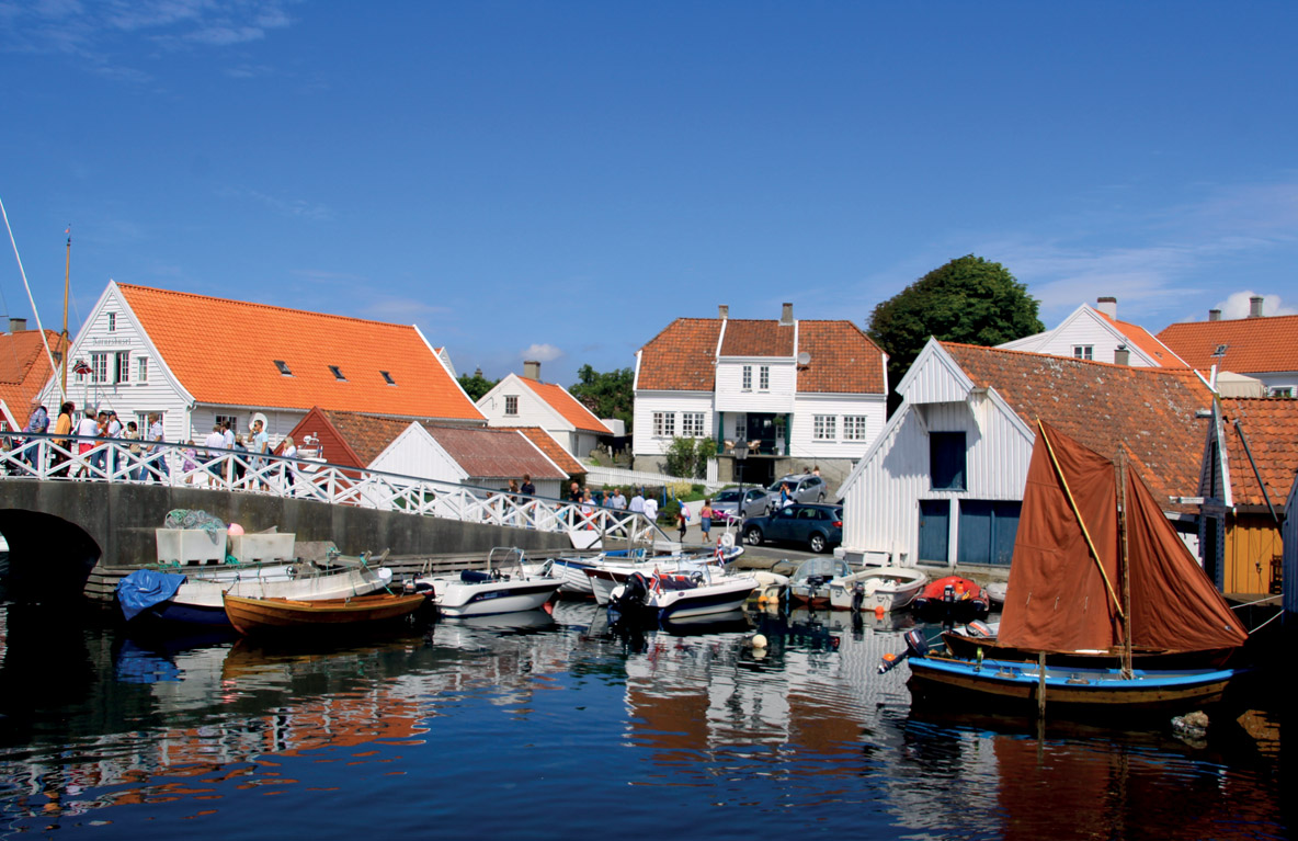 Le village de Skudeneshavn saura vous séduire avec ses façades en bois toutes peintes en blanc.