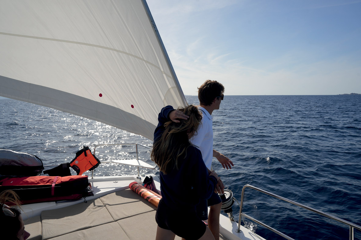 En navigation, le vaste solarium reste au sec : l’équipage dispose de 80 m2 à bord du Bali 4.2 !