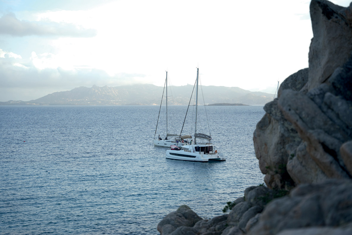 A longueur égale, un multicoque est bien plus onéreux qu’un monocoque, que ce soit à l’achat neuf, en occasion ou à la location. <br/>Mais à surface équivalente…