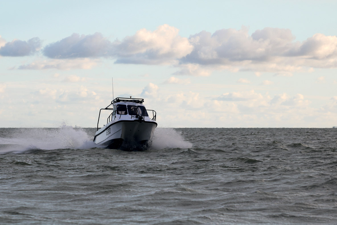 Avec 2 x 100 CV, on atteint  un peu plus de 28 nœuds à  6 000 tours/minute.