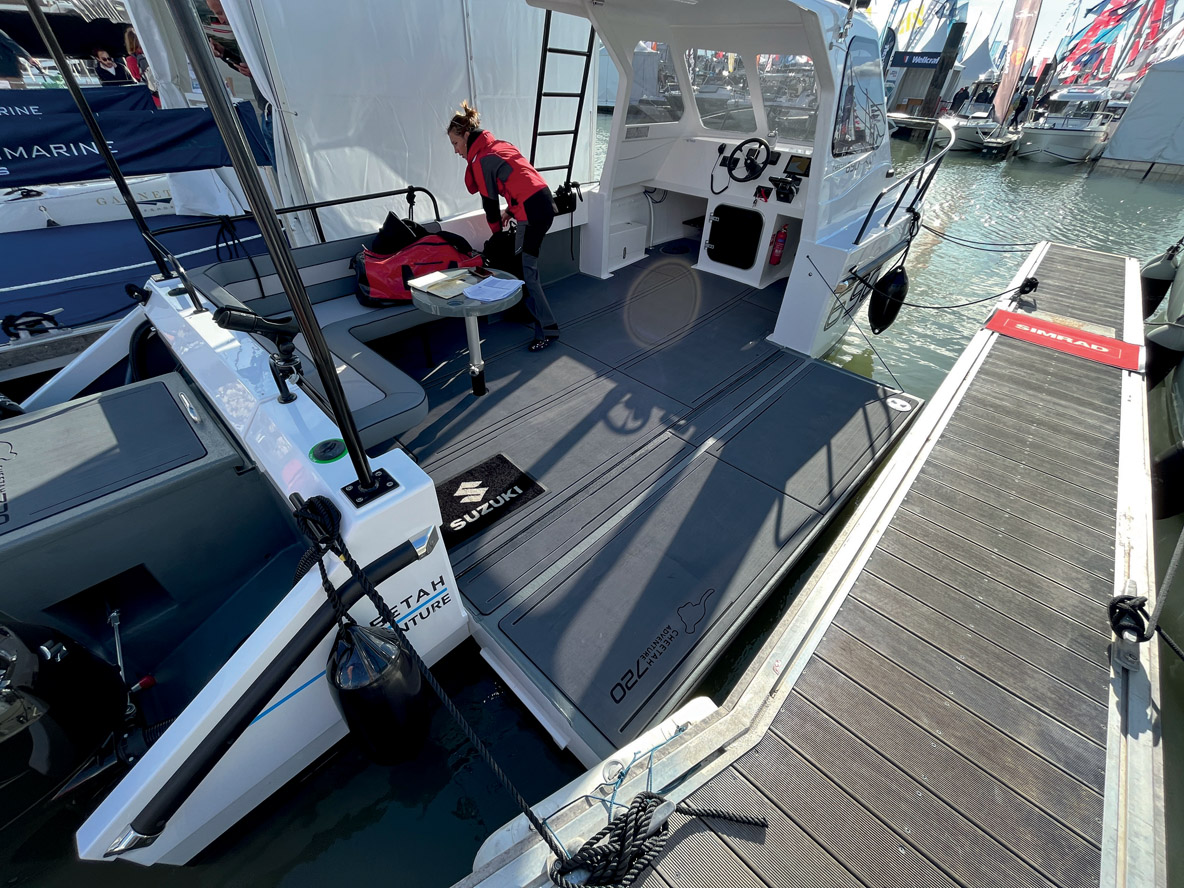 Au mouillage comme à quai, le pavois basculant s’avère très pratique. On l’actionne grâce à un mécanisme à manivelle très simple.