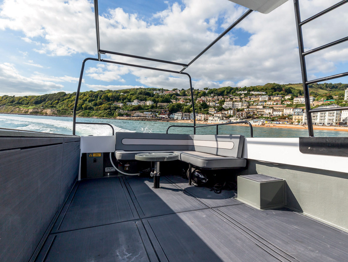 Le cockpit, particulièrement dégagé à l’exception de la banquette en L et la petite table ronde, peut-être aménagé à la demande.