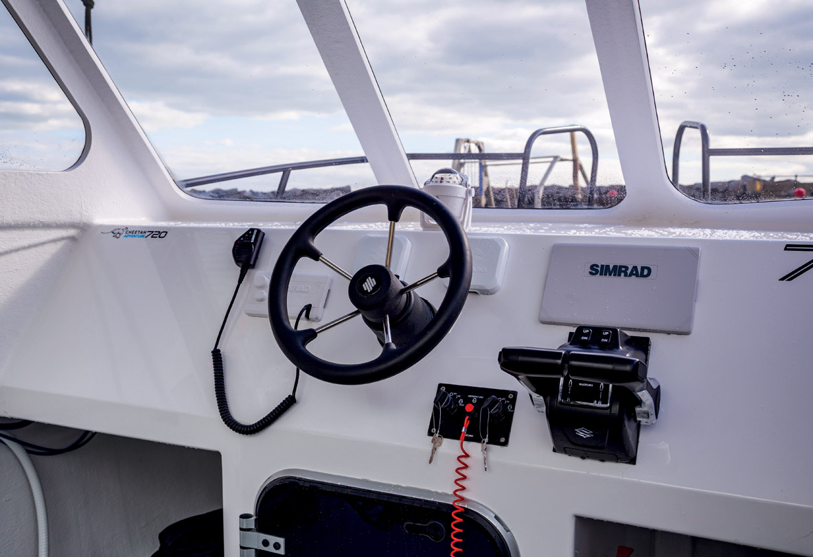 Le poste de pilotage est installé au milieu de la timonerie  semi-ouverte. Les vitrages sont déperlants.