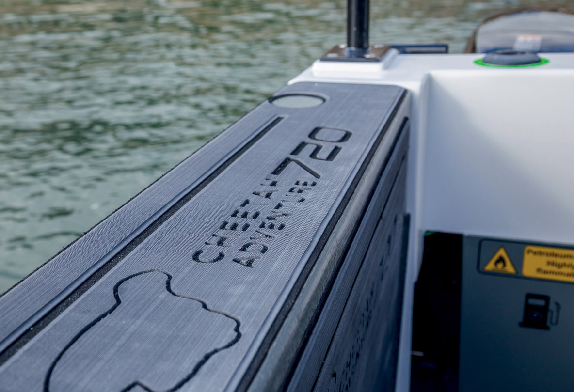 Le revêtement utilisé au fond du cockpit et sur le pavois basculant est très agréable quand on est pieds nus. Mais il sera sans doute trop chaud lorsque les rayons  du soleil s’approchent du zénith…