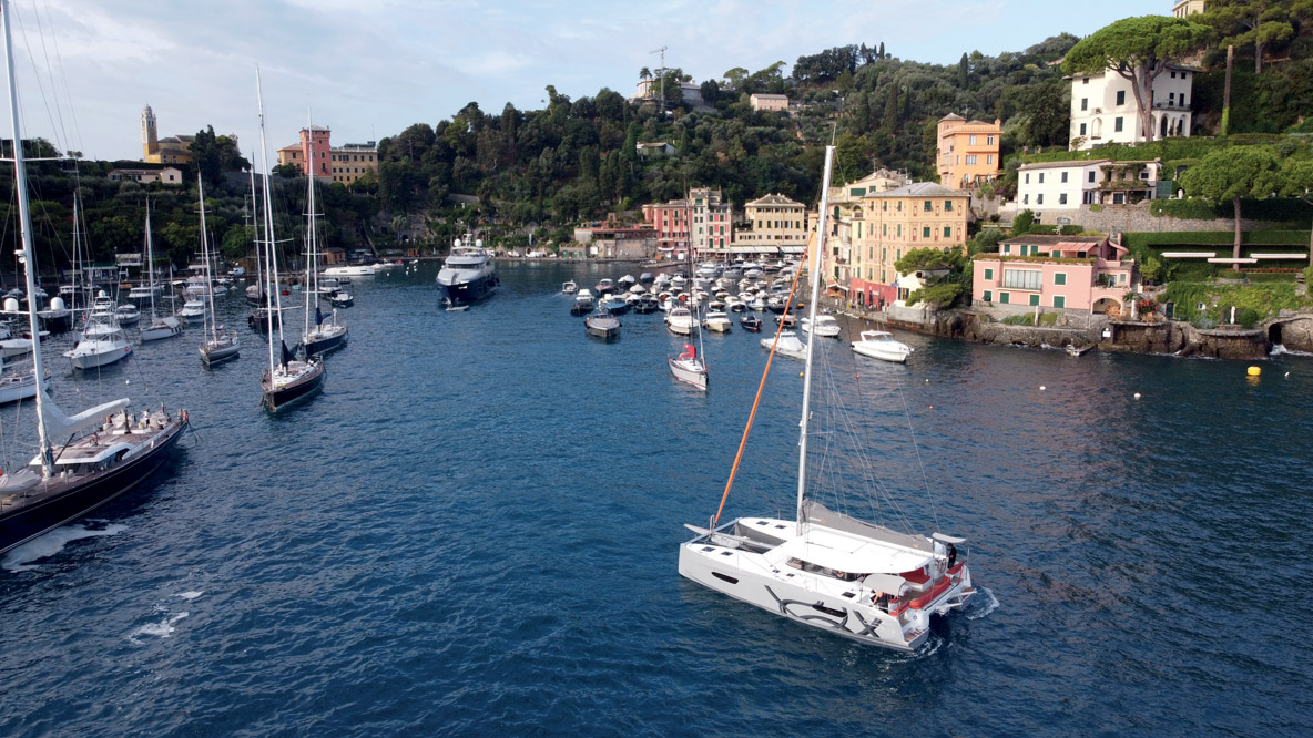 L’Excess 14 prend la pose devant le mouillage mythique de Porto Fino.