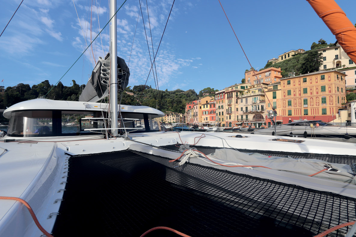 La nacelle de l’Excess 14, comparée à celle d’un Lagoon, est raccourcie et reculée – ce parti pris architectural se traduit par ces deux imposants trampolines. Notez les larges marches, de part et d’autre du mât, bien pratiques pour grimper sur le rouf.