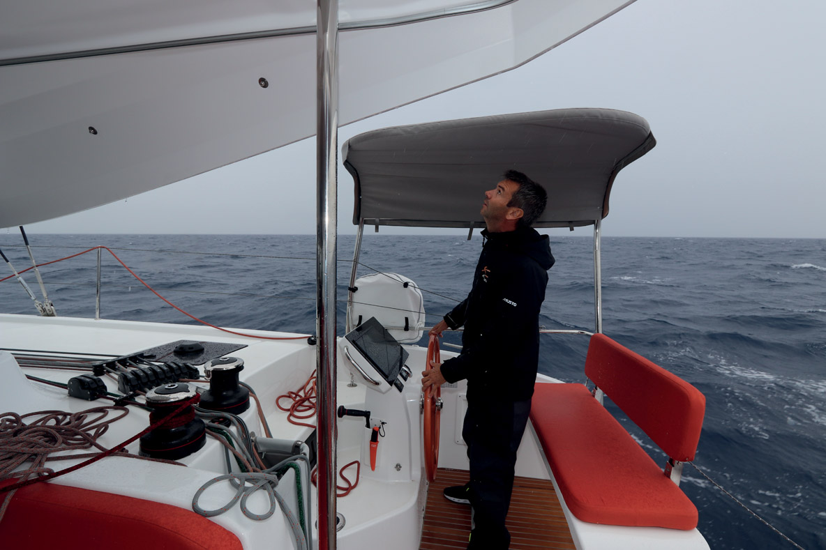 Hervé Piveteau est à la barre, protégé de la pluie. Toutes les manœuvres ou presque sont à portée de main.