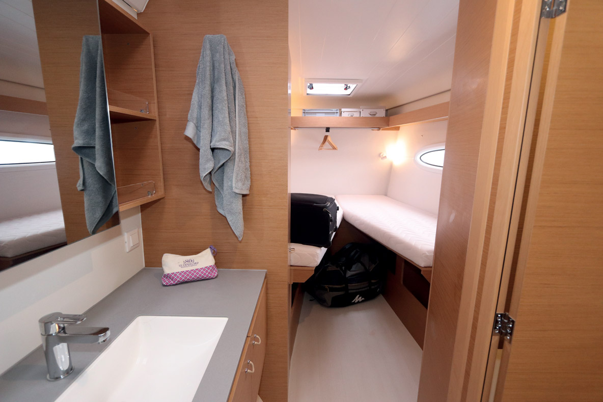 En avant de la salle d’eau Propriétaire, le dressing est flanqué de deux couchettes rabattables.