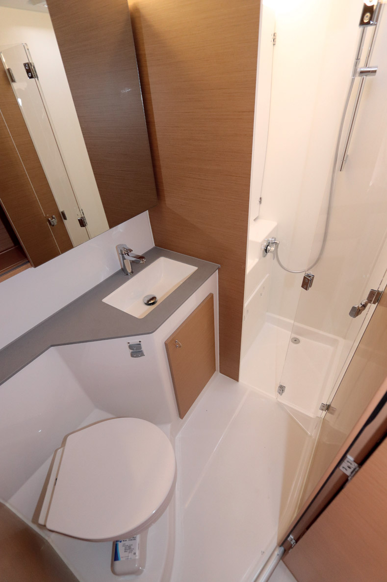 Une des deux salles d’eau bâbord, rigoureusement identiques.