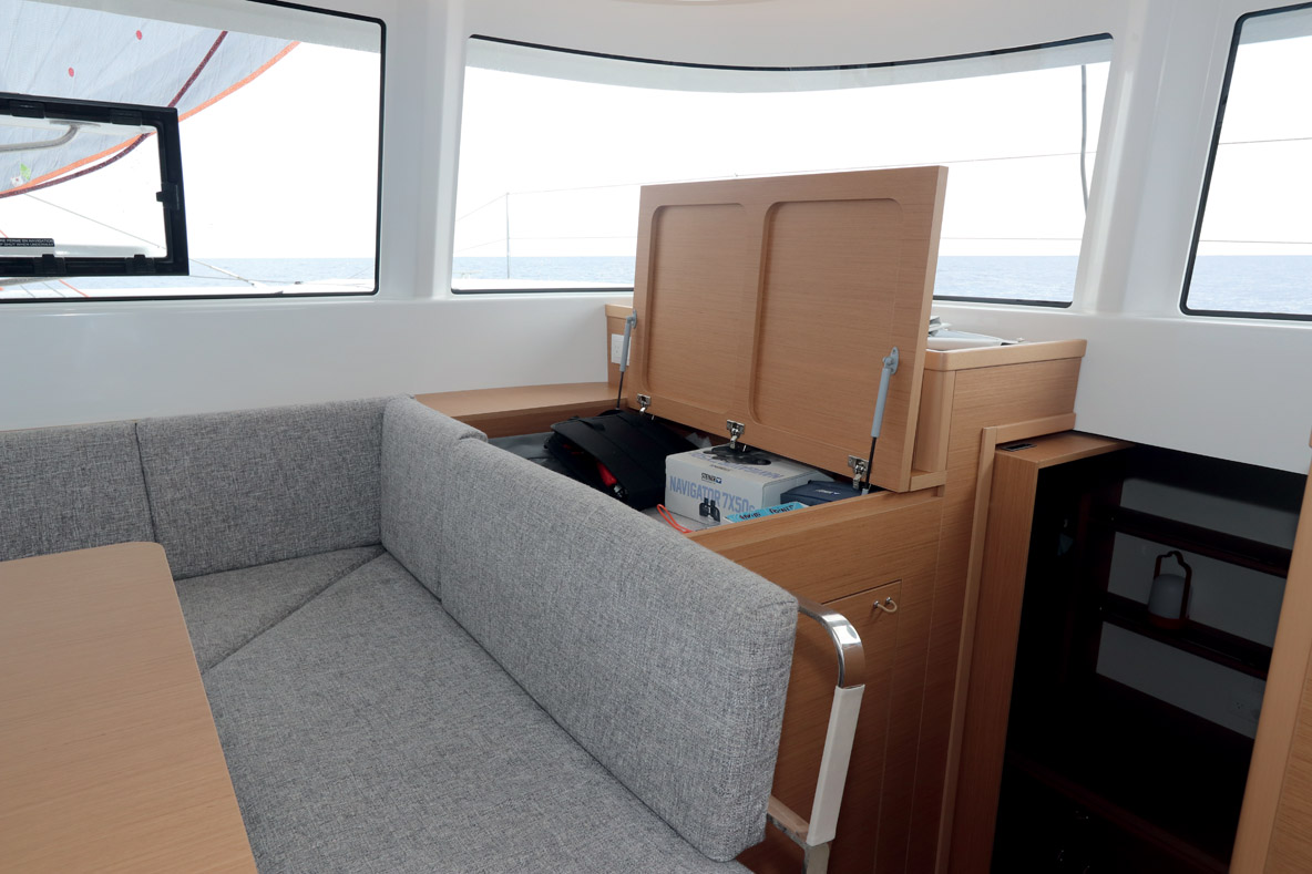 Les panneaux des meubles sont évidés pour gagner du poids partout où c’est possible.