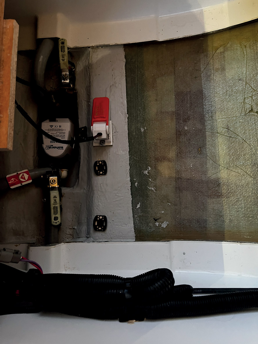 Pas de contre-moule là où ce n’est pas nécessaire : on distingue ici la coque en sandwich balsa.