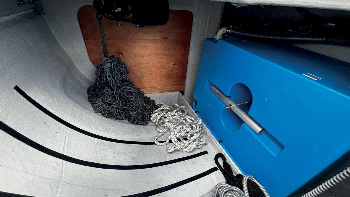 La baille à mouillage, dans la poutre centrale, est positionnée juste en avant du réservoir d’eau : voilà des poids bien centrés !