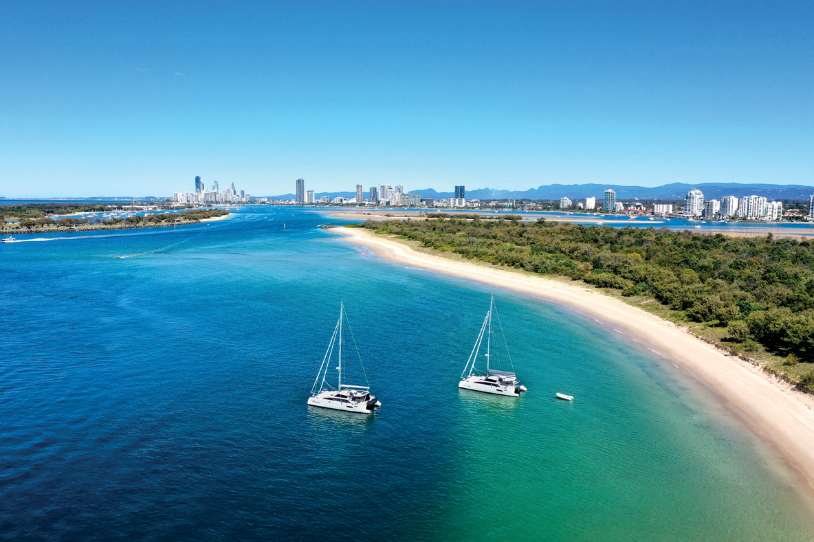 Le Lightwave 46 est parfaitement adapté aux eaux peu profondes – fréquentes en Australie. Le catamaran peut facilement s’échouer sur ses robustes quillons, mais les dérives restent une option pour améliorer les performances aux allures près du vent.