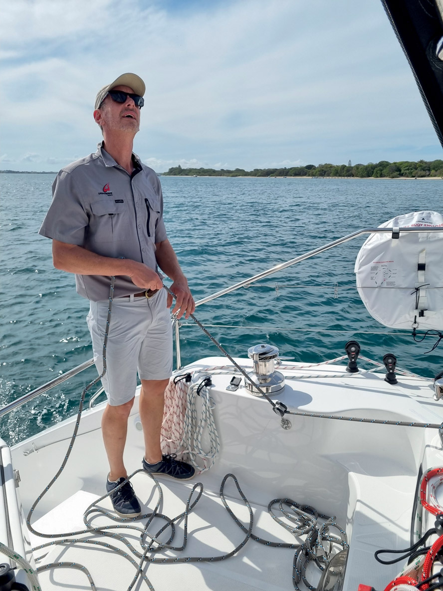 Le constructeur  Roger Overell s’assure que tout fonctionne lors de la remise du catamaran au Propriétaire.