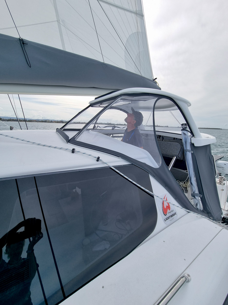 Le poste de pilotage offre une vue imprenable sur le plan d’eau et les voiles tout en profitant d’une protection efficace.