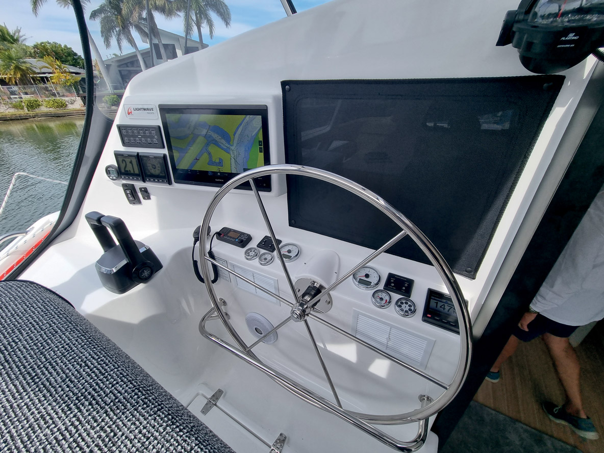 Le tableau de bord est bien présenté, avec l’instrumentation des moteurs à hauteur des genoux et les manettes des gaz à l’extérieur.