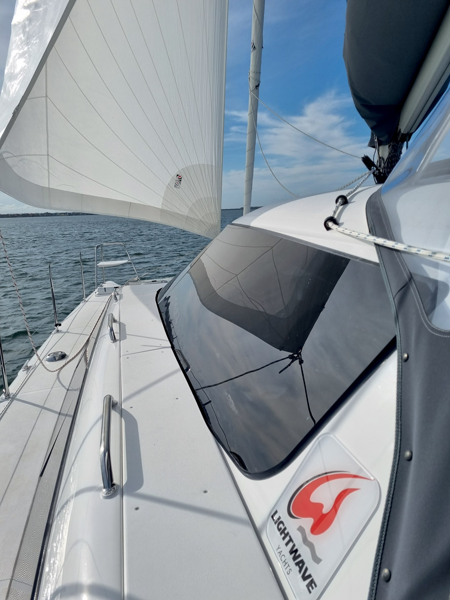 Le rouf à deux étages affine la silhouette et se révèle parfaitement adapté à l’agencement de la cuisine en coursive ; en revanche, les passavants sont étroits.