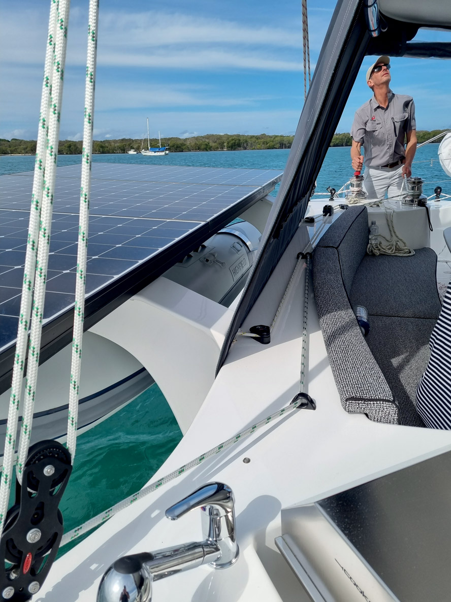 Les robustes bossoirs en composite peuvent être coiffés de panneaux solaires.
