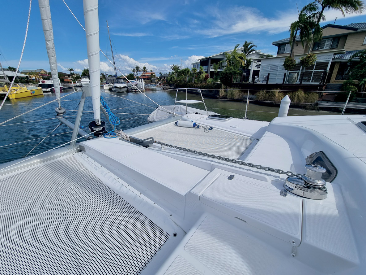 La disposition des apparaux de mouillage est fonctionnelle, avec ce guindeau vertical Muir, un chemin de chaîne dégagé et, au-dessus du davier, un encadrement métallique pour protéger des chocs éventuellement causés par la verge de l’ancre.