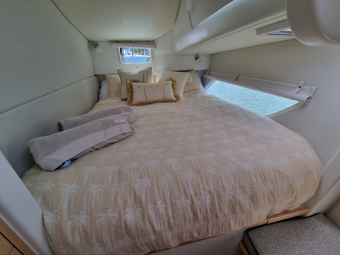 Dans la coque bâbord dédiée au Propriétaire, on accède au couchage par la tête de lit. Lumière et ventilation  naturelles sont bien  dispensées.