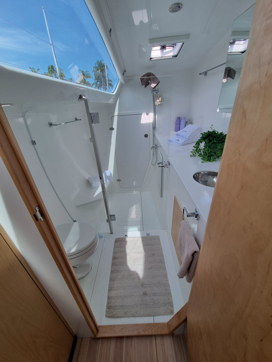 La salle de bains Propriétaire à bâbord est spacieuse, avec une grande cabine de douche et une confortable hauteur sous barrot.