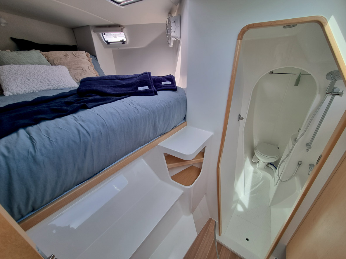 La double couchette avant de la coque tribord est nichée dans la  nacelle. La hauteur est limitée, mais le lit est confortable. La salle de bains attenante est partagée par les équipiers qui occupent la cabine arrière.