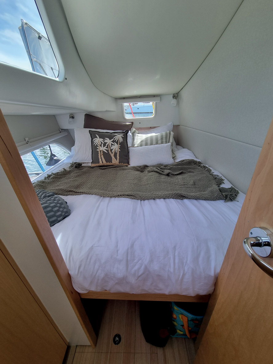 La couchette arrière tribord se révèle très agréable en navigation. Elle reste bien aérée  et éclairée même quand la porte est fermée.