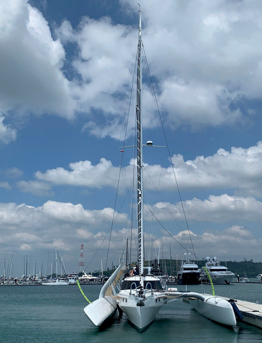 Le Rapido 40 est un trimaran repliable ; on peut gagner 1,50 m de largeur sur chaque bord…