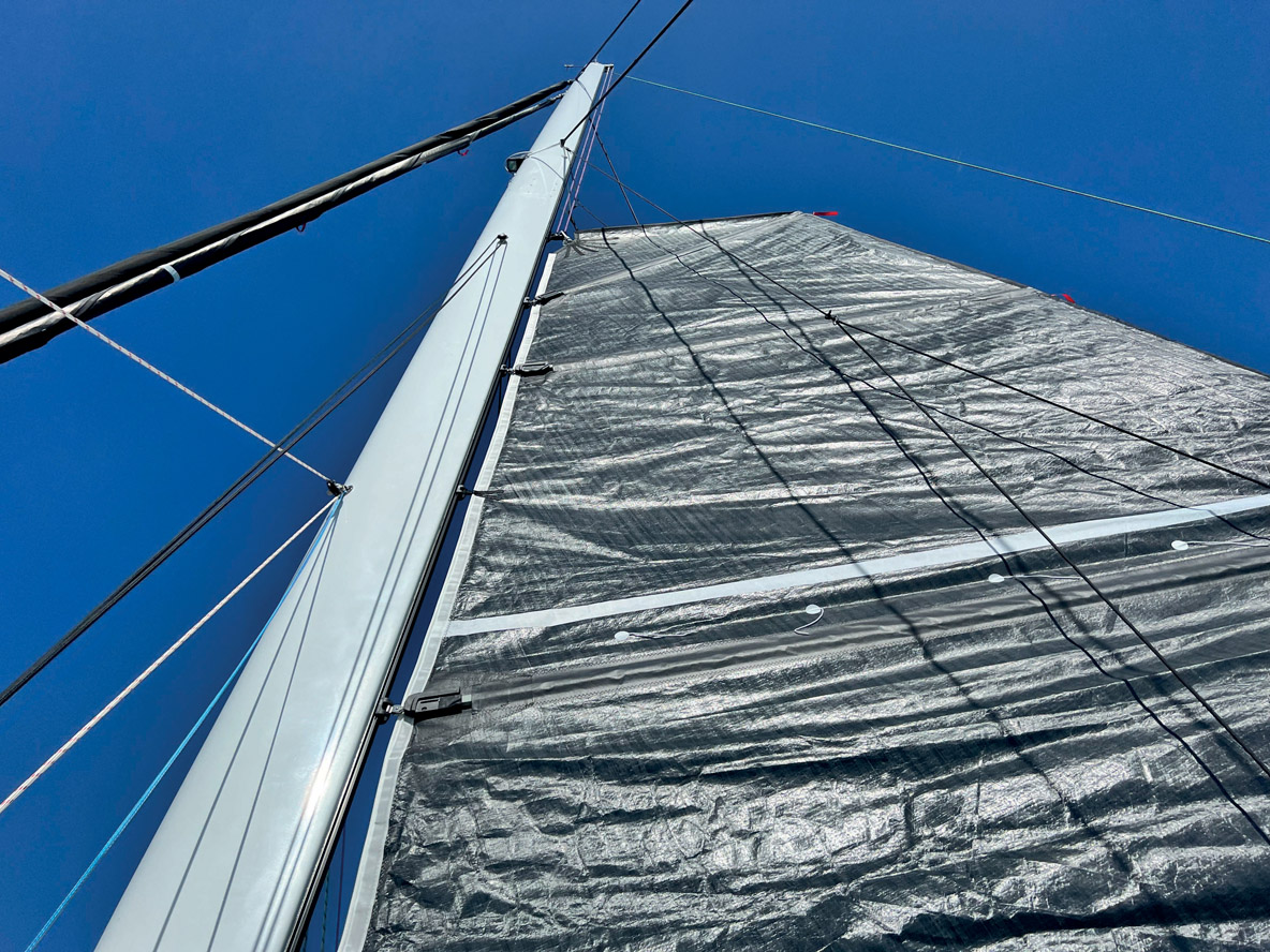 Le mât profilé en carbone s’élargit en son centre ; l’espar est rotatif, un vrai plus pour augmenter les performances du trimaran.