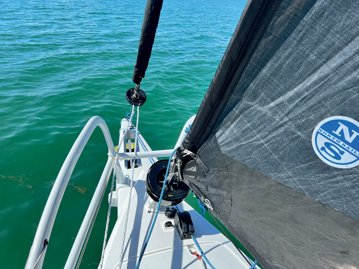 Le Rapido bénéficie de deux voiles d’avant montées sur enrouleur : plus besoin de quitter le cockpit !
