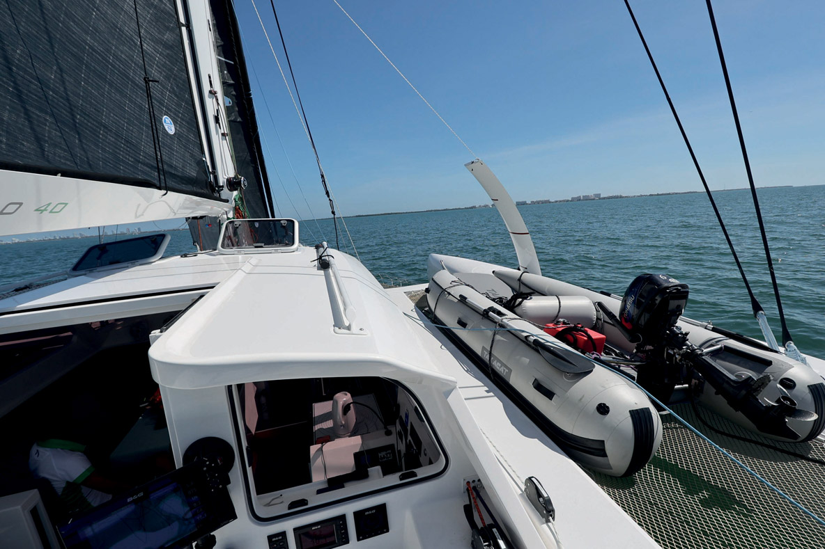 Les déplacements à bord sont aisés ; un des deux grands trampolines latéraux peut aussi servir à entreposer l’annexe.